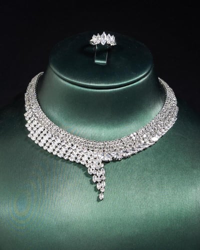 طقم سهرات يعكس حقيقيًا لأسلوب حياتك