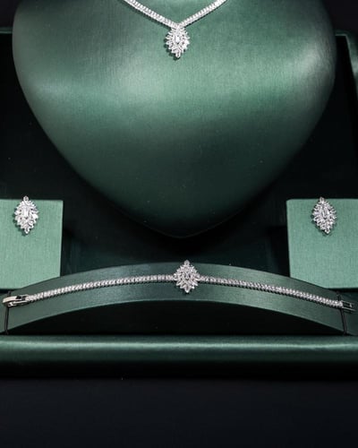 طقم نسائي ناعم زركون فريد بلون فضي