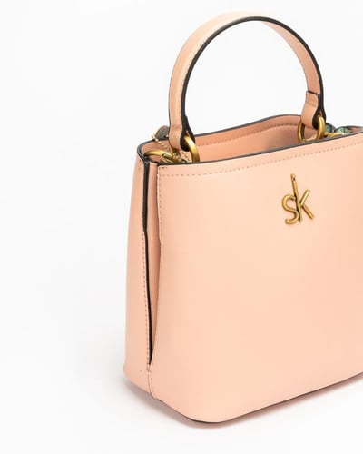 شنطة باللون الوردي حجم صغير