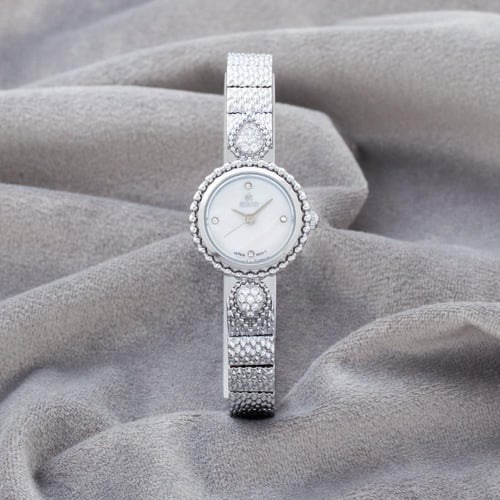 ساعة براقة باللون الفضي