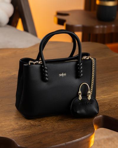 شنطة بلون اسود حجم صغير