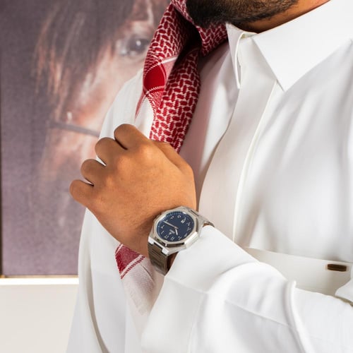 كل رجل عصري يهتم بتفاصيل إطلالته وتفرده لحضور ملفت...