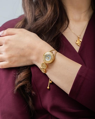 ساعة الجنيهات باللون الذهبي ميناء فضي