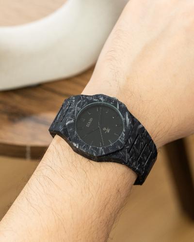 ساعة كربون باللون الاسود