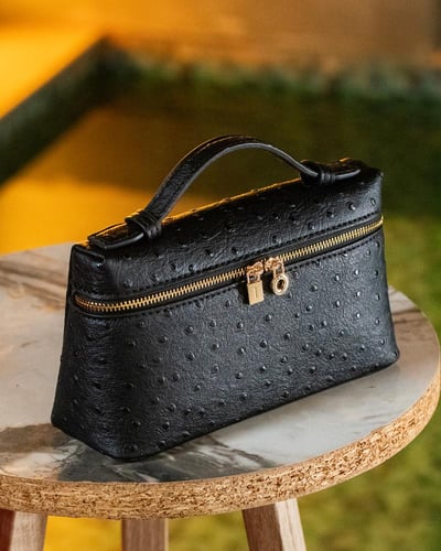 انيقة صغيره باللون الاسود