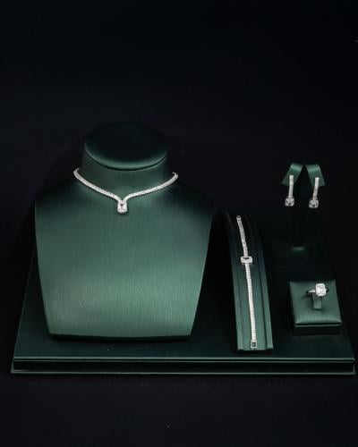 لتكوني رمزًا للفخامة والتألق في كل لحظة.