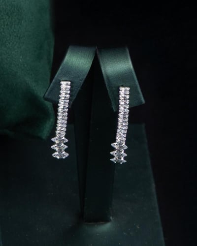 طقم بتفاصيل متميزه وانيقه فضي