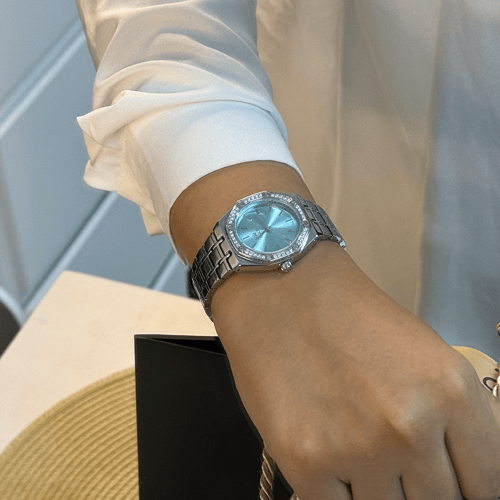 ساعة نسائية باللون الفضي