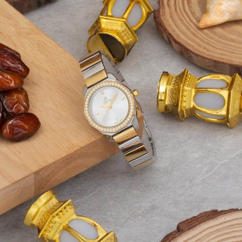 ساعة نسائية باللون الذهبي والفضي ميناء ابيض