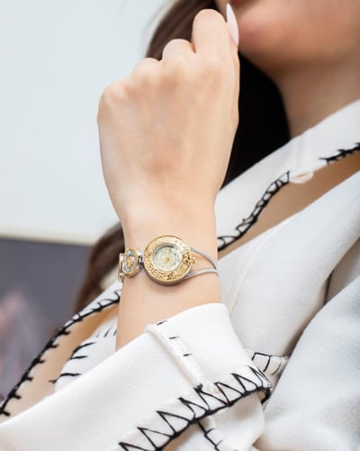 ساعة الجنيهات باللون المكس ميناء ذهبي