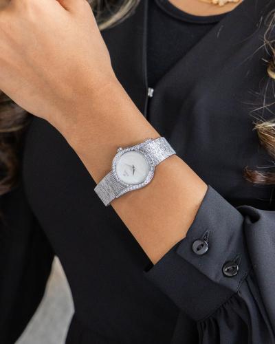 ساعة تمنحك مظهرًا أنثويًا جذّابًا