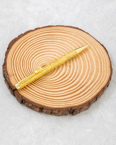 قلم يضمن ثباته وأناقته في كل وقت. معا شعار السيفين...