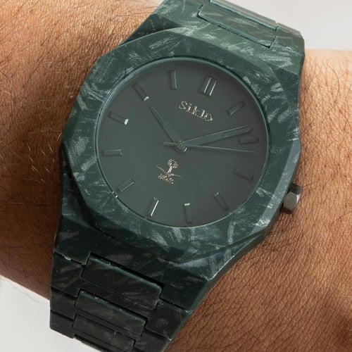 ساعة كربون باللون الاخضر