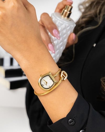 ساعة فاخرة بتصميم مبتكر باللون الذهبي