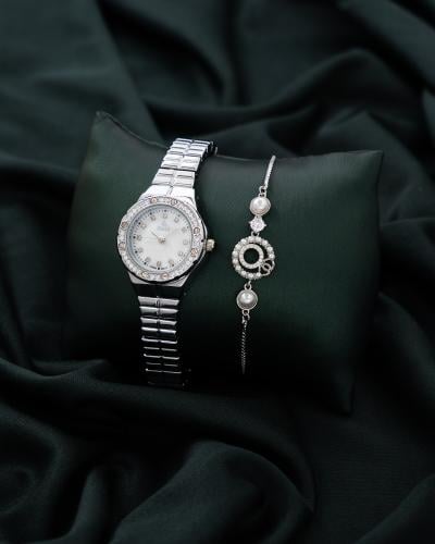 ساعة وإسواره الفخامة باللون الفضي