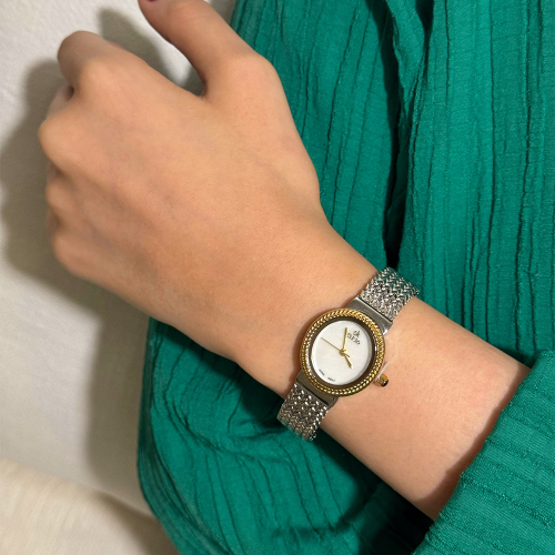 ساعة نسائية باللون المكس