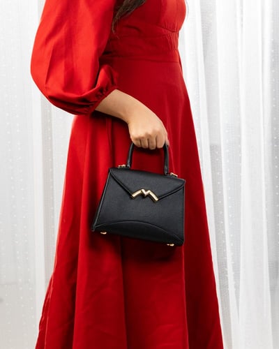 شنطة حجم صغير تصميم انيق باللون الاسود