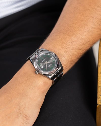 الساعة العملية التي تناسب كل الأوقات باللون الرصاص...