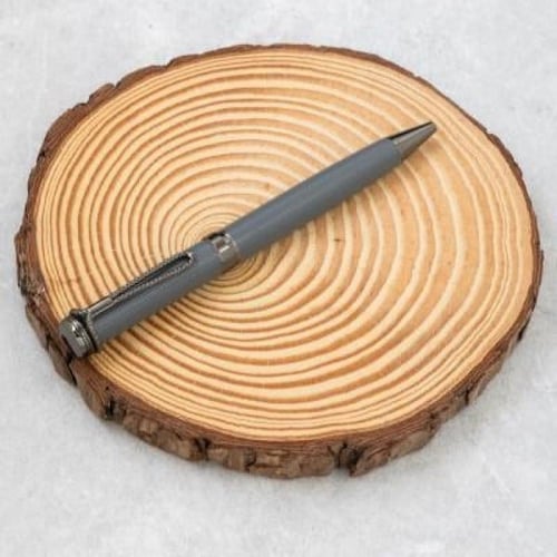 الطقم المكون من قلم وساعه لمسة من الأناقة العصرية...