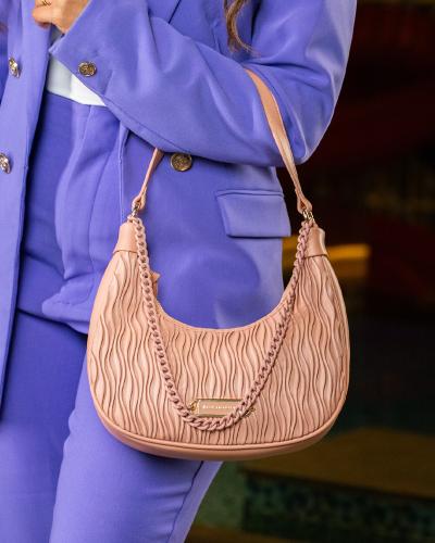 شنطة جذابة وردي بحجمها الوسط