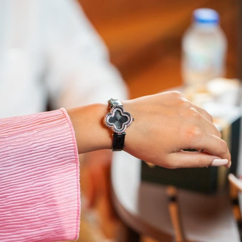 ساعة جلد بلونها الأسود الفضي ميناء أسود