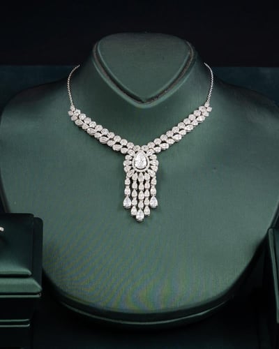 طقم نسائي زركون تصميم متكامل باللون الفضي