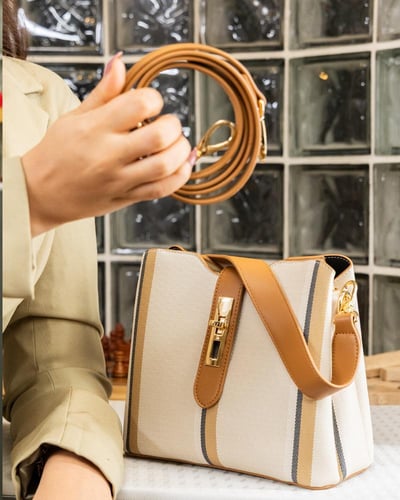 شنطة حجم وسط تصميم ناعم باللون البيج