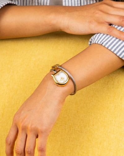 ساعة فاخرة بتصميم مبتكر باللون المكس الأبيض