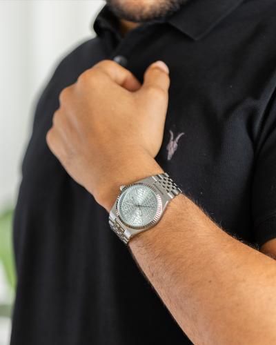 ساعة تكمل حضورك باللون الفضي ميناء تيفاني