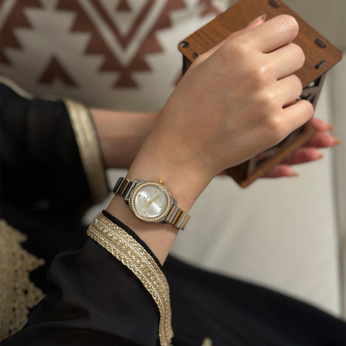 ساعة نسائية باللون الذهبي والفضي ميناء ابيض