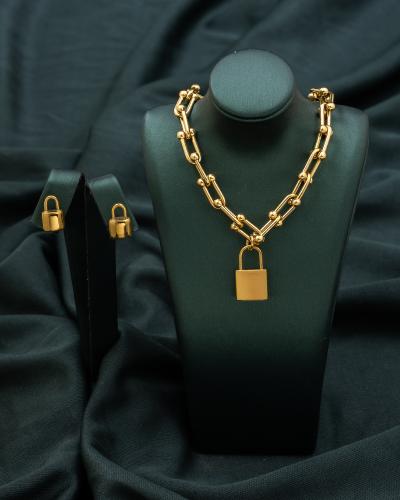 طقم سهرة لتكتمل طلتك المسائية بأناقة