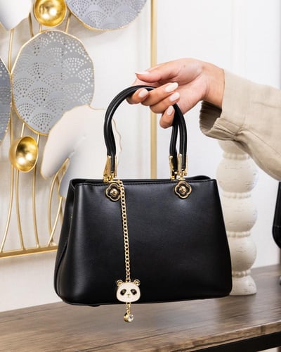 شنطة حجم وسط تصميم ملفت باللون الاسود