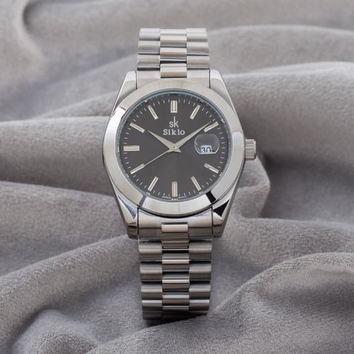 كل رجل عصري يهتم بتفاصيل إطلالته وتفرده لحضور ملفت...