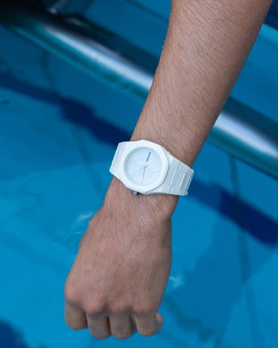 فايبر كربون نقش حصرية ابيض