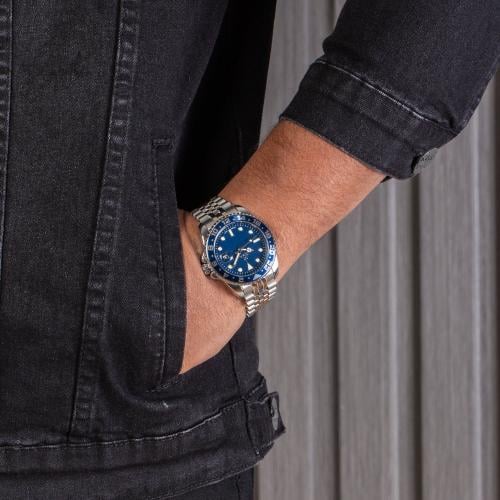 ساعة استيل باللون الفضي..