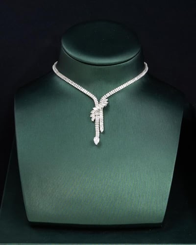 يتميز الطقم بلمعانه الراقي وتفاصيله الأنيقة