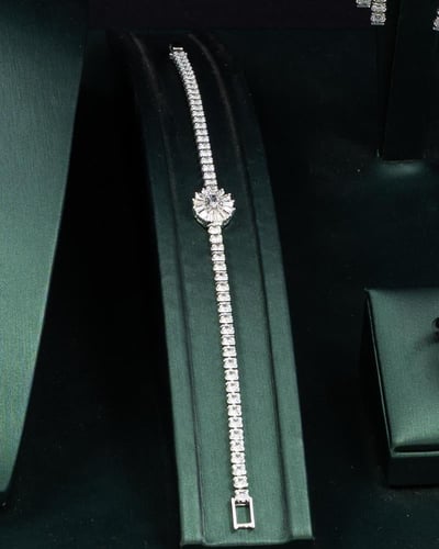 يتميز الطقم بلمعانه الراقي وتفاصيله الأنيقة