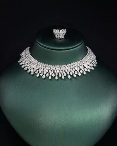 طقم بفصوص الزركون المتلألئة كقطرات ضوء باللون الفض...