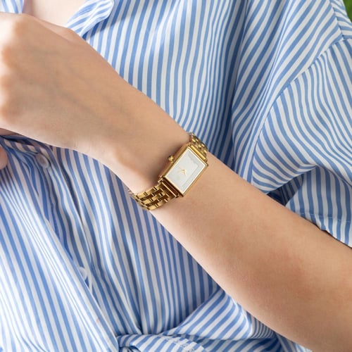 ساعة نسائية باللون الذهبي