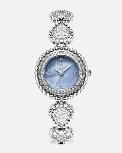 ساعة لامعة باللون الفضي