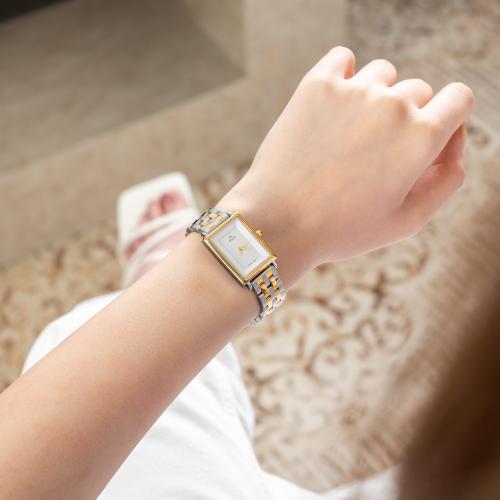 ساعة نسائية باللون الفضي والذهبي