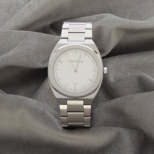 ساعة رجالية باللون الفضي