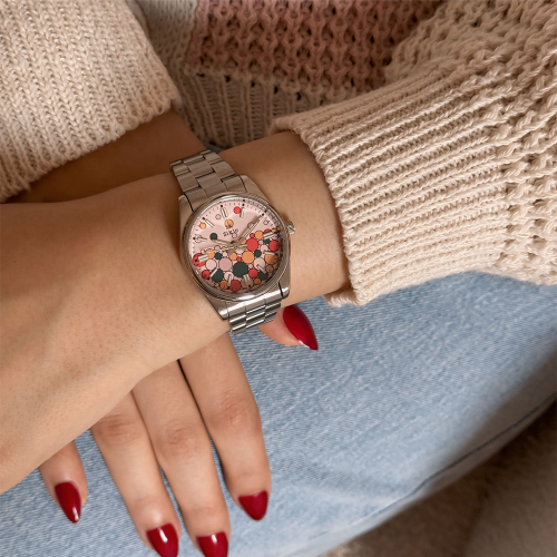 ساعة تجسد معنى الحقيقي للسحر والتميز باللون الفضي...