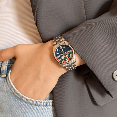 ساعة التميز باللون الفضي