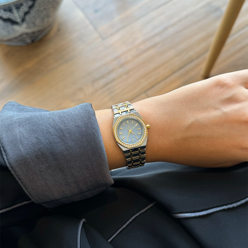 ساعة نسائية باللون المكس