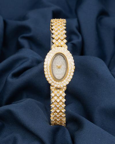 ساعة بيضاوية ملفتة بفصوص لامعه باللون الذهبي