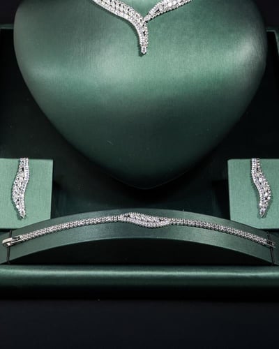 طقم سهرات بتصميم عصري وملفت