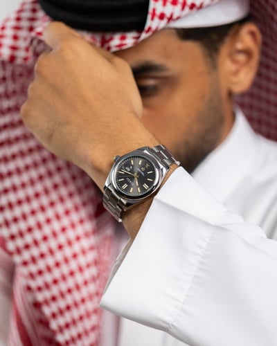 ساعة كلاسيك باللون الفضي ميناء اسود