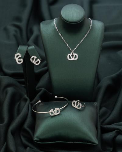 تصميم أنيق يمنح إطلالت حضور ملفته لطفلتك