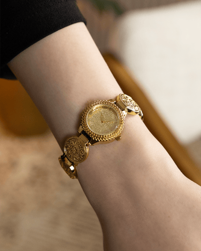 ساعة نسائية حديثة باللون الذهبي.